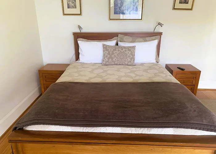 Belton Apartments-Hedge Cottage