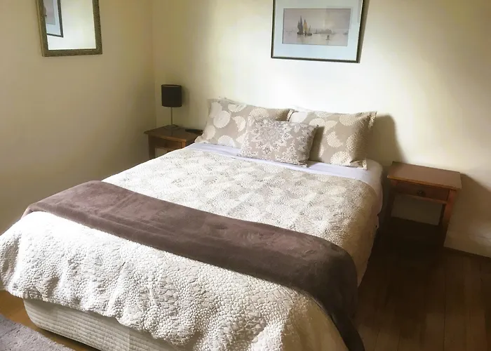 Belton Apartments-Hedge Cottage